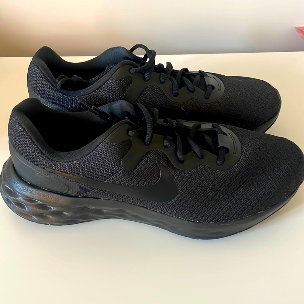 Brandnew Nike men’s sneakers all black